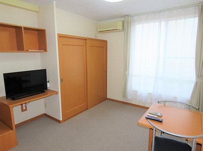 レオパレス諏訪形の居間・リビング|2階はカーペットのお部屋です
