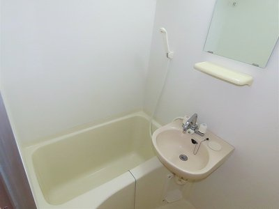 レオパレス諏訪形の浴室|洗面台とユニット式のお風呂です