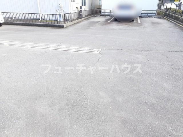 マーヴェラス・コートの駐車場