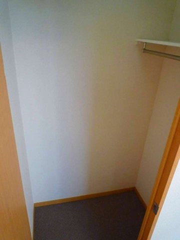 レオパレス高倉の内装|クローゼット内部