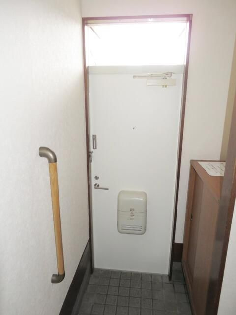 フラワーハイツの玄関