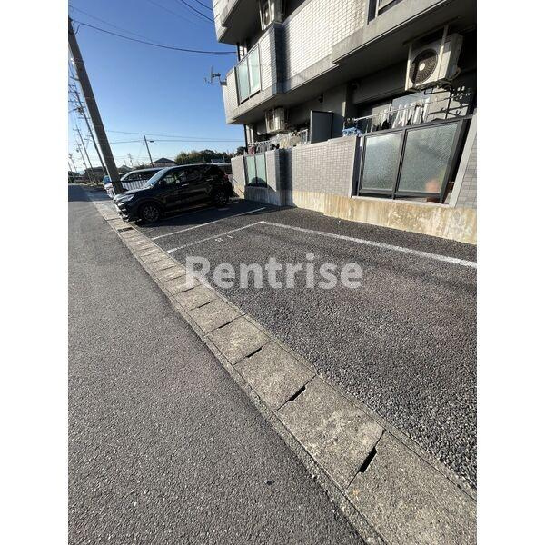 グレース高比良S棟の駐車場