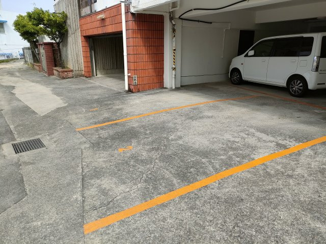 宜野湾市長田３丁目のアパートの駐車場