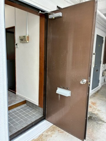 宜野湾市長田３丁目のアパートの玄関