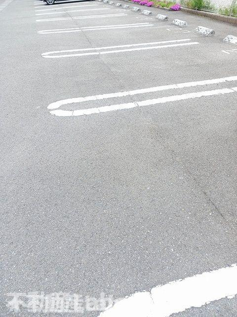 クラールプレディエＥの駐車場