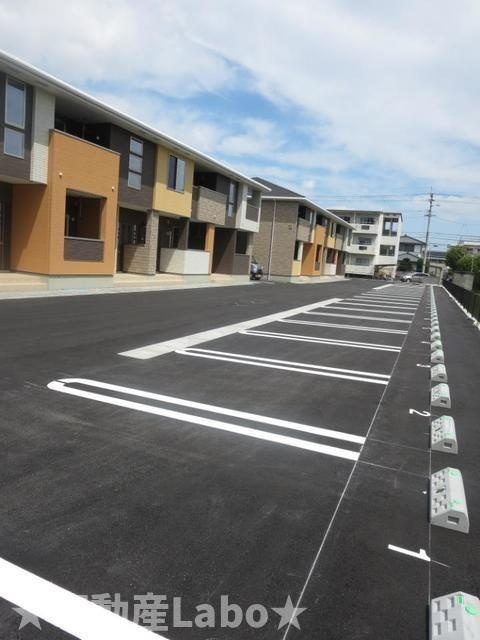フォー　シュラインＡの駐車場
