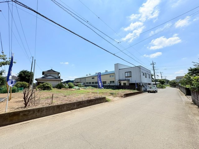 坂戸市紺屋　建築条件なし売地　「鶴ヶ島駅」車13分　敷地138坪　【三芳野小学区】の前面道路含む現地写真