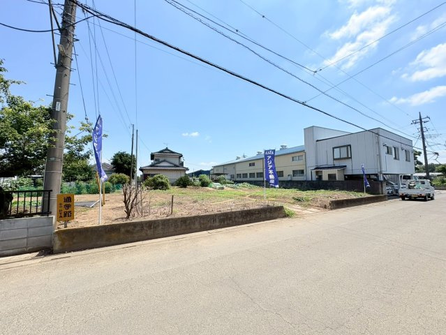 坂戸市紺屋　建築条件なし売地　「鶴ヶ島駅」車13分　敷地138坪　【三芳野小学区】の前面道路含む現地写真