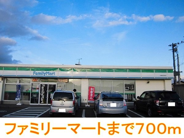 ソシア美春Ⅵの周辺|ファミリーマートまで700m