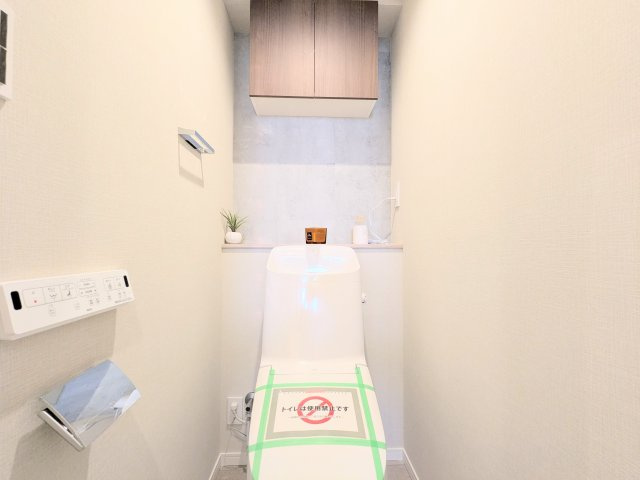 クリオ三ノ輪壱番館のトイレ|～吊戸棚付きのトイレ写真～ 消耗品等の収納が可能で便利です！