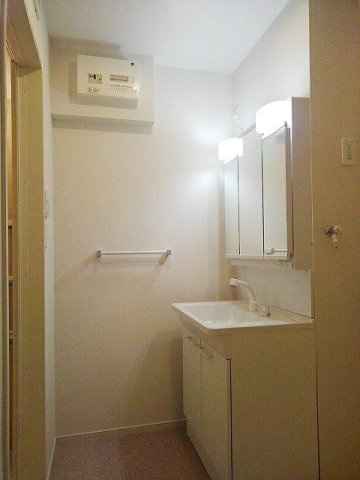 熊本市東区小山２丁目のアパートの洗面所|明るい洗面所です