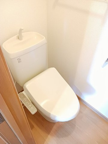 熊本市東区健軍４丁目のアパートのトイレ|落ち着いた色調のトイレです