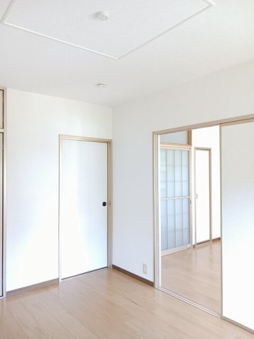 熊本市東区湖東３丁目のアパートの内装|明るい色調の室内です
