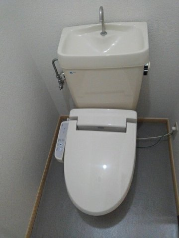 熊本市北区西梶尾町のアパートのトイレ|落ち着いた色調のトイレです