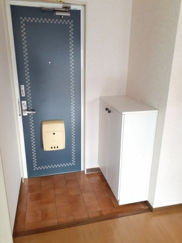 熊本市北区西梶尾町のアパートの玄関|明るい玄関です