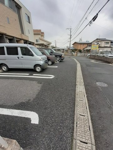 熊本市中央区島崎１丁目のアパートの駐車場|車をお持ちの方に嬉しい駐車場付きの物件です