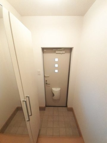 合志市須屋のアパートの玄関|収納もある玄関です