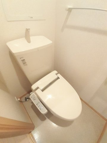 合志市須屋のアパートのトイレ|ゆったりとした空間のトイレです