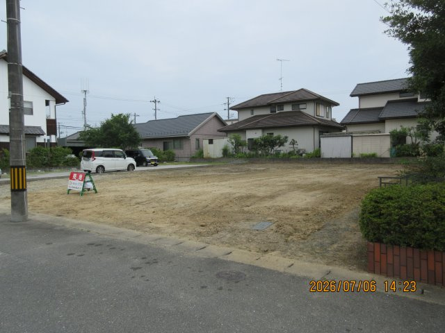 いわき市泉玉露四丁目 120坪売地 建築条件なし 陽当たり良好の整形地! の外観|面積120坪で間口15.8m奥行24.7mの土地になります。奥行がありますので道路側に駐車スペースを5台前後確保しても南側の陽当たりを十分確保できる広さがあります。ぜひ現地ご確認ください。