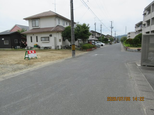 いわき市泉玉露四丁目 120坪売地 建築条件なし 陽当たり良好の整形地! の前面道路含む現地写真|前面道路は6mの幅がありますのでお車の駐車も容易です。泉玉露ヨークタウンまで徒歩4分、JR泉駅まで徒歩7分、泉北小学校まで徒歩9分、近隣の医療施設まで全て徒歩圏内にあり車無しでも住みやすい好立地です。