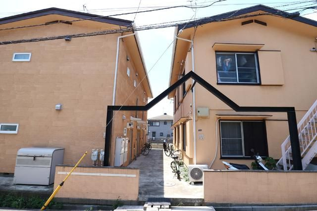 鎌ケ谷市東中沢２丁目のアパートのエントランス