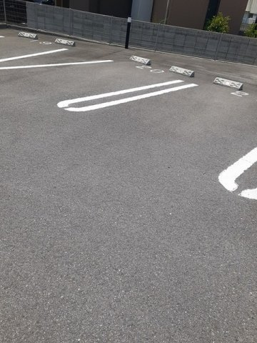 ジェルメ　アローＡの駐車場|駐車スペースもあります