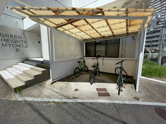 グリーンハイツ妙法寺Bの駐車場