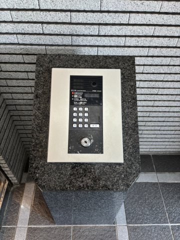 ダイナコート鷹の巣のエントランス