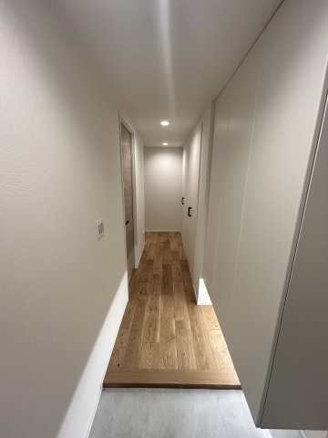 D'クラディアひばりヶ丘RESIDENCEの玄関|玄関入ってすぐの廊下には、自動感知ライト付き！
豊富な収納スペースもございます！
