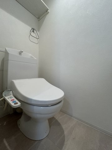 エルファーロ駒沢大学のトイレ|落ち着いた色調のトイレです