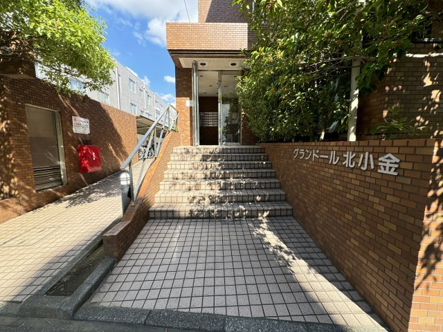 グランドール北小金のエントランス