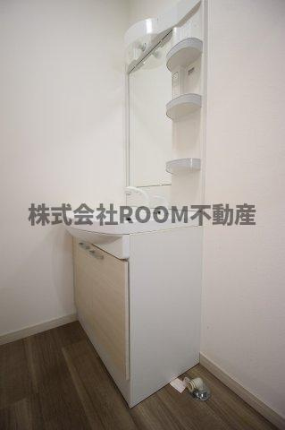 REVE　B棟の独立洗面台|独立洗面台、小物を置くことができて便利です