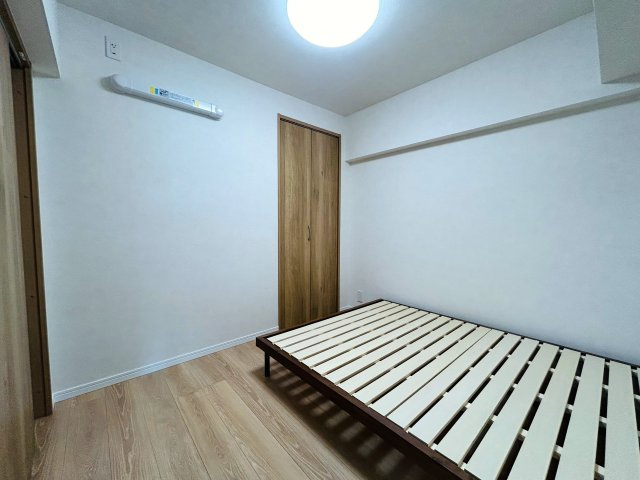 高いところが好きなら、、、この高さで足りる？？言うても１０階。下界を眺めながら、この世の主感も楽しめる物件ならコレ一択！！アフターサービスの安心感も享受できる『子安台共同ビル』リノベーションの収納|納戸扱いです