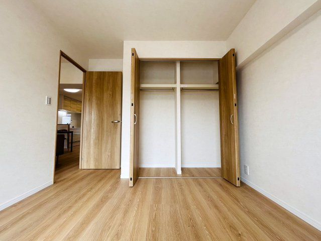 高いところが好きなら、、、この高さで足りる？？言うても１０階。下界を眺めながら、この世の主感も楽しめる物件ならコレ一択！！アフターサービスの安心感も享受できる『子安台共同ビル』リノベーションの洋室|個人の部屋や寝室として使える洋室です