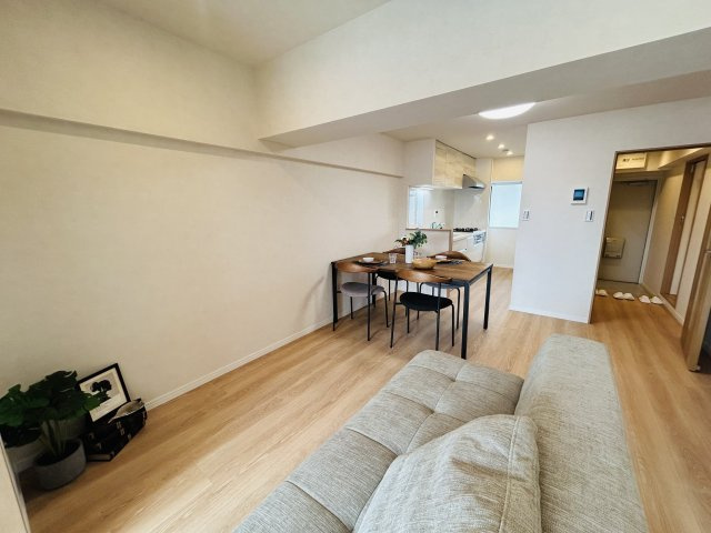 高いところが好きなら、、、この高さで足りる？？言うても１０階。下界を眺めながら、この世の主感も楽しめる物件ならコレ一択！！アフターサービスの安心感も享受できる『子安台共同ビル』リノベーションの居間・リビング|居間です