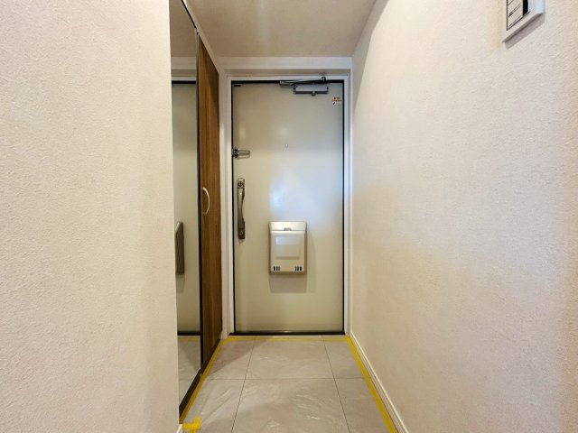 高いところが好きなら、、、この高さで足りる？？言うても１０階。下界を眺めながら、この世の主感も楽しめる物件ならコレ一択！！アフターサービスの安心感も享受できる『子安台共同ビル』リノベーションの玄関|毎日通る玄関はこちらです