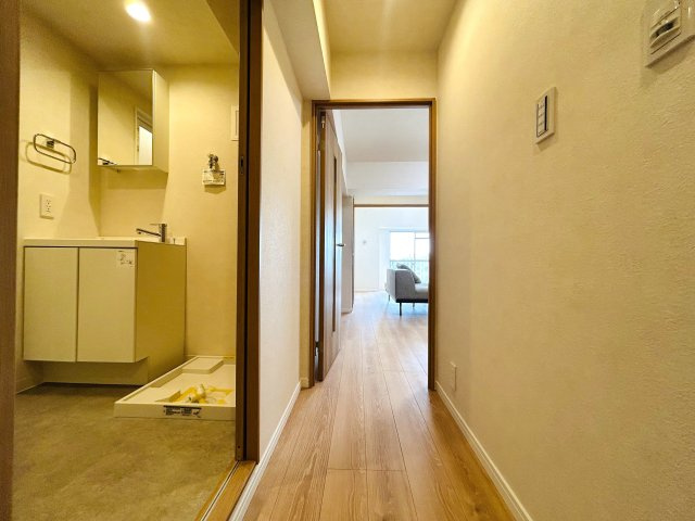 高いところが好きなら、、、この高さで足りる？？言うても１０階。下界を眺めながら、この世の主感も楽しめる物件ならコレ一択！！アフターサービスの安心感も享受できる『子安台共同ビル』リノベーションの内装|きれいな内装です