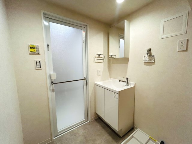 高いところが好きなら、、、この高さで足りる？？言うても１０階。下界を眺めながら、この世の主感も楽しめる物件ならコレ一択！！アフターサービスの安心感も享受できる『子安台共同ビル』リノベーションの独立洗面台|独立洗面台で身支度をすべて済ませてしまいましょう
