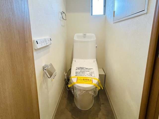 高いところが好きなら、、、この高さで足りる？？言うても１０階。下界を眺めながら、この世の主感も楽しめる物件ならコレ一択！！アフターサービスの安心感も享受できる『子安台共同ビル』リノベーションのトイレ|トイレです