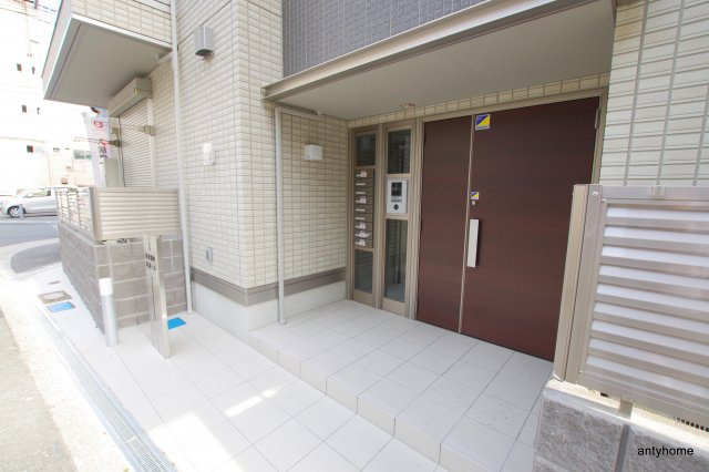 日東新町Dルームのエントランス