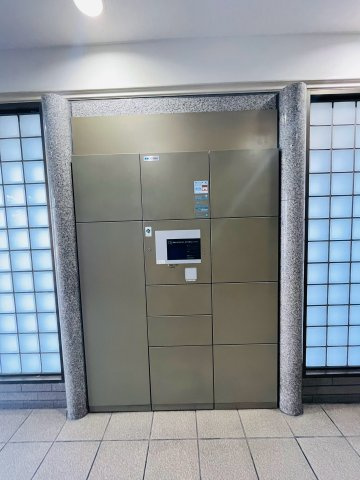 サンヴェール鶴見緑地のその他共用部分|非対面で荷物を受け取れる宅配ボックスを完備。不在時や対面での受取を避けたい時にも便利で、再配達の手間を省けます。