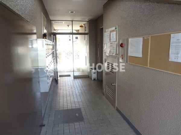 杉本町グランドハイツのエントランス