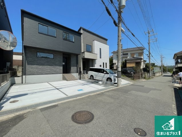 1日(土)2日(日)現地見学可能！　川西市東畦野　第1期　新築一戸建ての前面道路含む現地写真|周辺は閑静な住宅街！前面道路広々で車の出し入れも便利です。駐車が苦手な方でも安心して車庫入れできます！