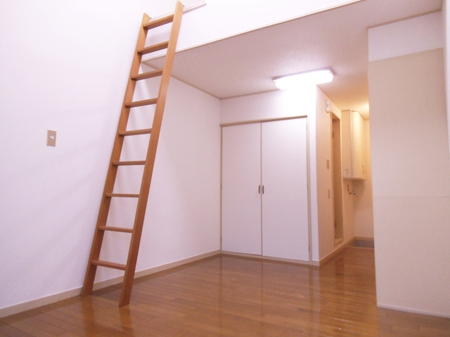 ハイツエミールの居間・リビング|ロフト付のお部屋です☆