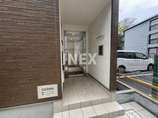 横浜市神奈川区三ツ沢上町のアパートのエントランス