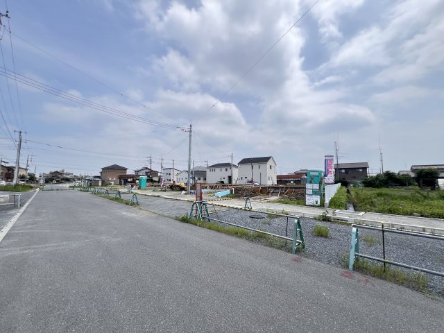 新築　藤岡市岡之郷第３　クレイドルガーデン　1号棟の前面道路含む現地写真|北側接道幅員約12.8ｍ