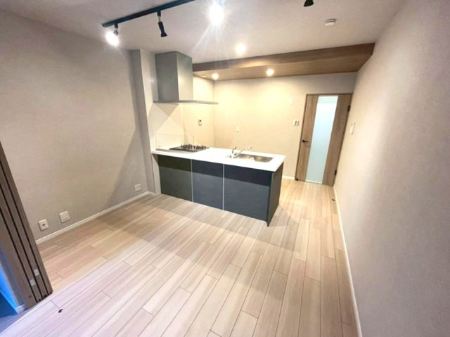 朝日プラザ六甲Ⅱの居間・リビング|LDKと洋室の間の扉を開けることで、開放感あふれる空間に！
