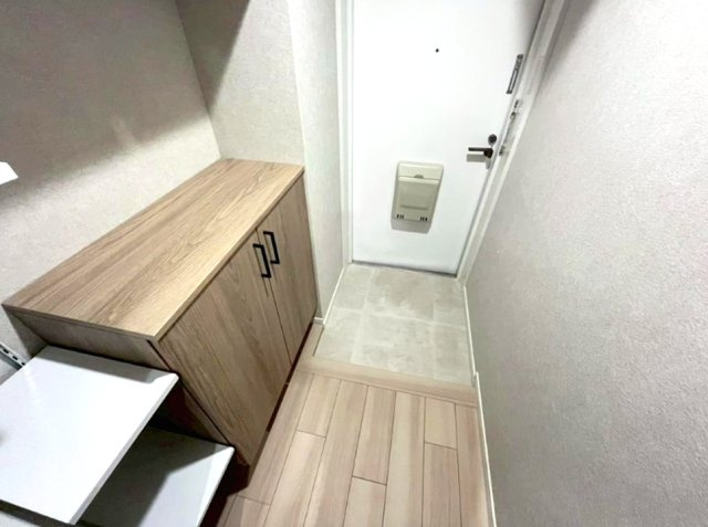 朝日プラザ六甲Ⅱの玄関|散らかりがちな玄関もスッキリの玄関収納付
