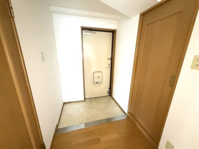 インテリアハシモトビルの玄関