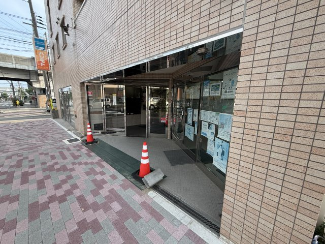 インテリアハシモトビルのエントランス